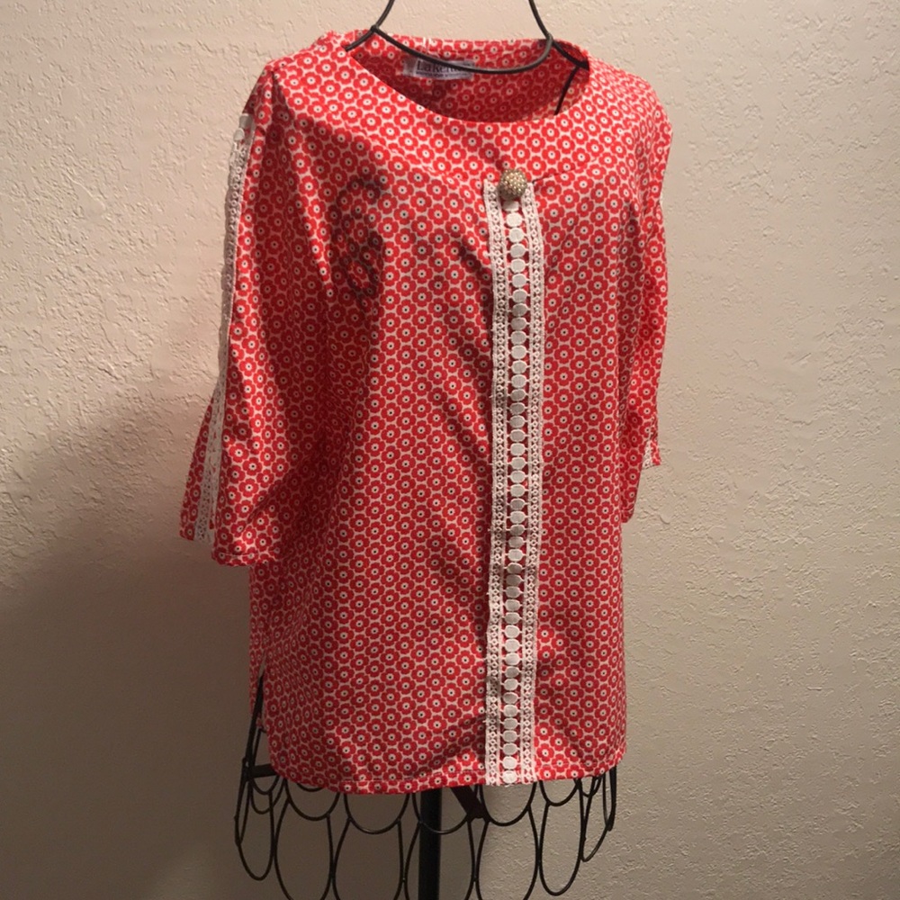Pink and white floral blouse 👚 with lace details